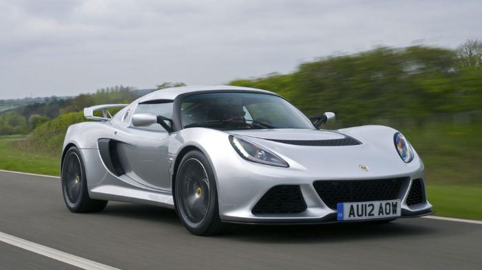 Η αυτόματη Lotus φέρει ένα turbo V6 μοτέρ 3,5 λίτρων, το οποίο αποδίδει 350 ίππους και 400 Nm ροπής. Πραγματοποιεί το 0-100 χλμ./ώρα σε 3,9 δλ., όντας