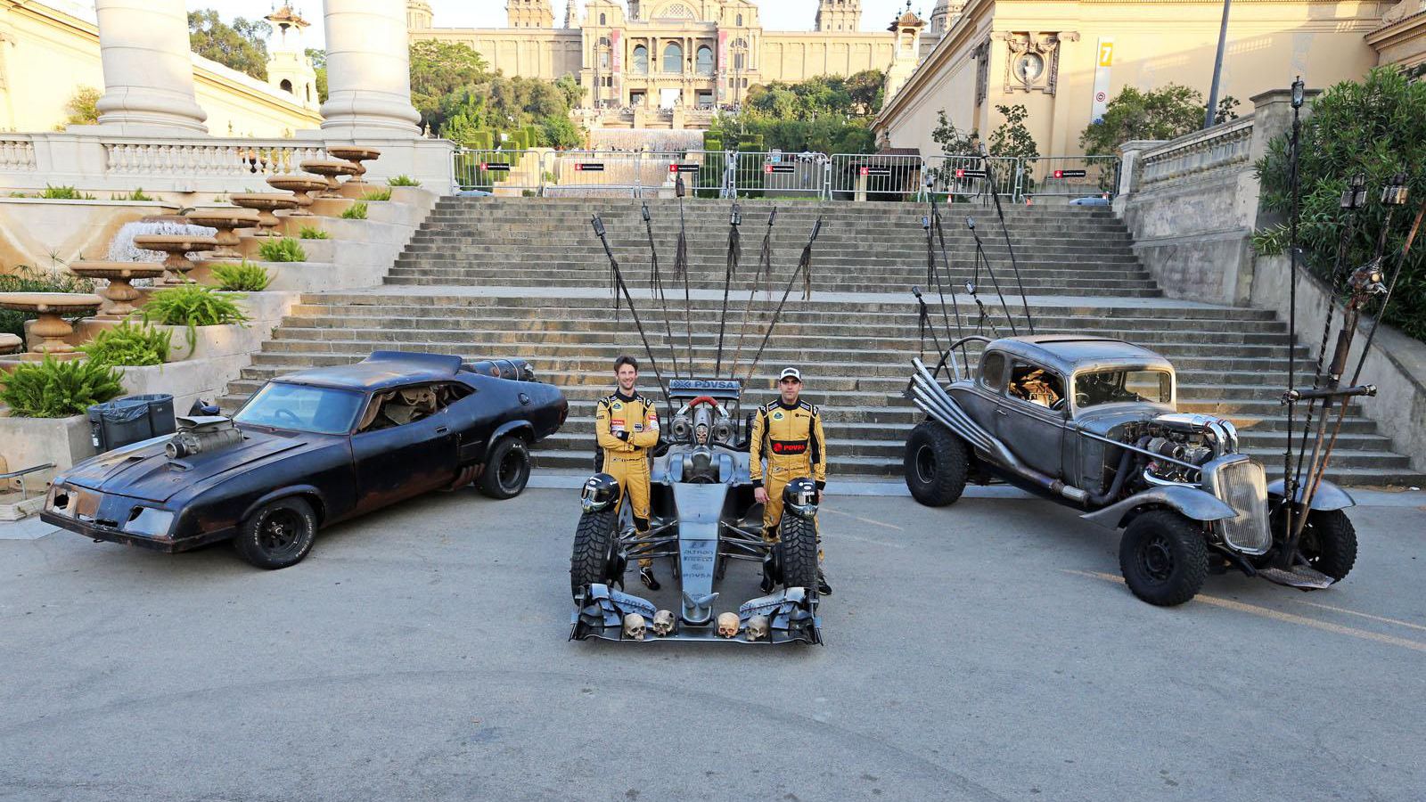 Οι πιλότοι της «κανονικής» Lotus F1 Team, Romain Grosjean (αριστερά) και Pastor Maldonado (δεξιά), ποζάρουν πάνω στο Mad Max Hybrid.