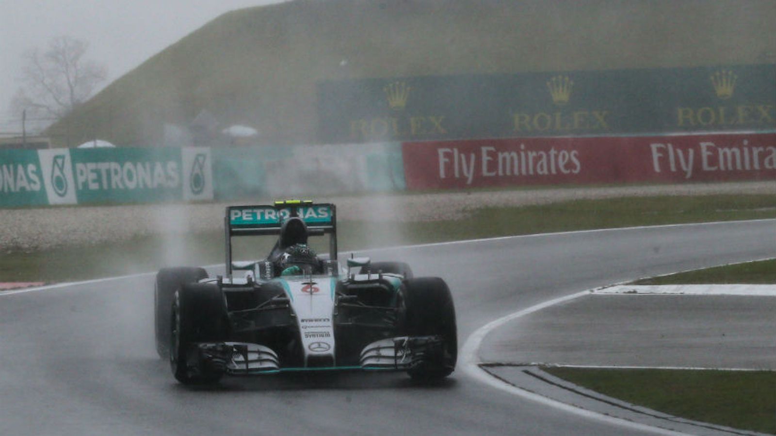 Ο έτερος της Mercedes, Nico Rosberg, θα πρέπει να βολευτεί με τη 2η σειρά εκκίνησης, καθώς ήταν 3ος, 0.465 δλ. πίσω από τον Hamilton και 0.391 δλ. από