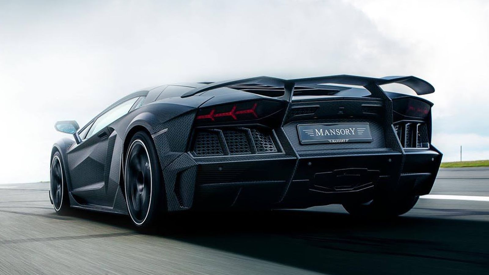 «Καρδιά» του Mansory Carbonado αποτελεί ο κινητήρας της Lamborghini Aventador LP700-4, μόνο που το V12 σύνολο, αντί για 700 ίππους αποδίδει ούτε λίγο 