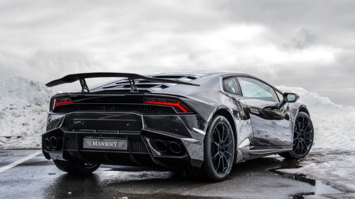 Εξωτερικά, το γνωστό supercar απέκτησε αρκετά μέρη από ανθρακονήματα, όπως οι προφυλακτήρες, οι καθρέπτες και τα μαρσπιέ, ενώ άλλαξαν ο διαχύτης και η