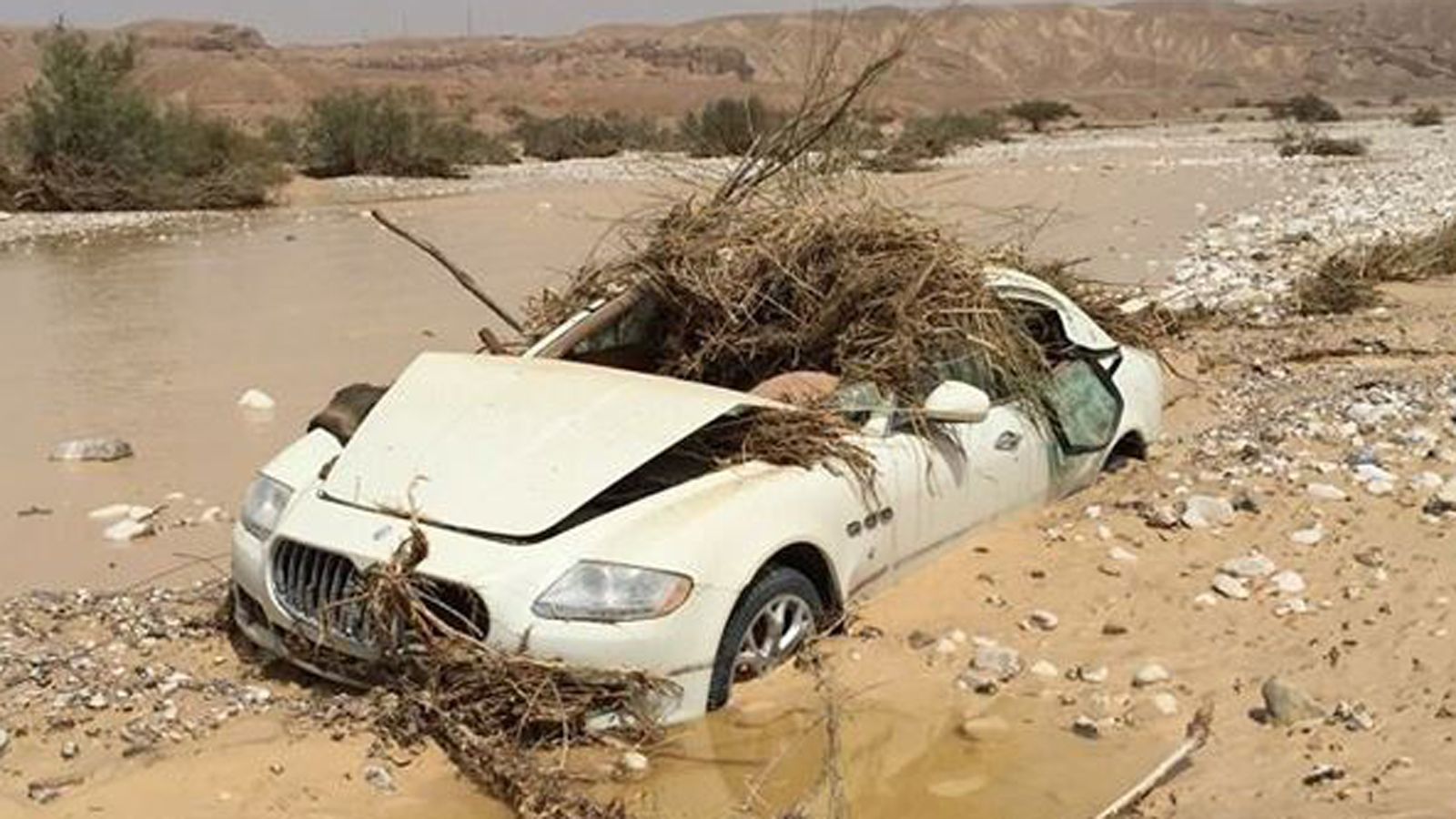 Αυτή η Maserati Quattroporte δεν γλύτωσε από τη θεομηνία στα Ιεροσόλυμα.