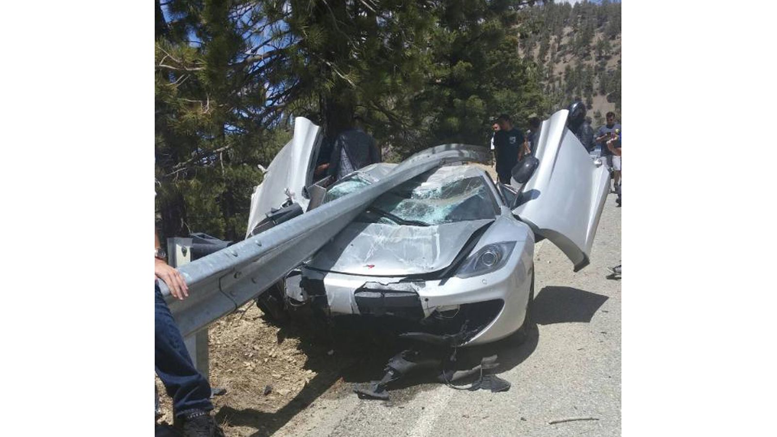 Ο οδηγός μιας McLaren 12C είχε όρεξη για μια απαιτητική ανάβαση. Μόνο που η βόλτα του βγήκε ξινή, καθώς το supercar του κατέληξε σφηνωμένο κάτω από τι