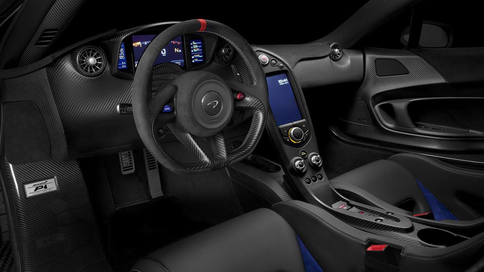 Στο εσωτερικό κυριαρχεί το μαύρο χρώμα και οι μπλε λεπτομέρειες.