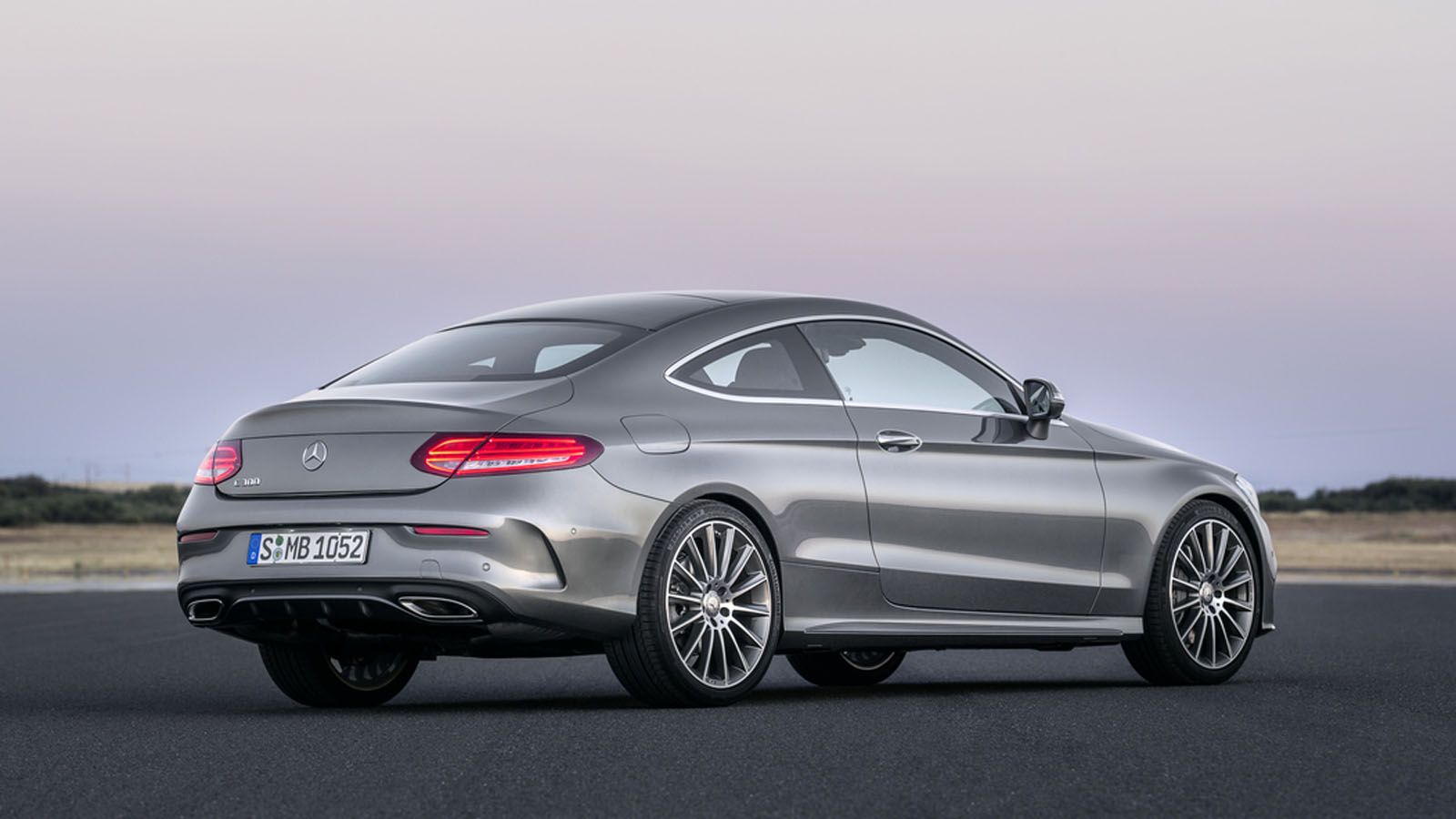 Τα φωτιστικά σώματα θυμίζουν και αυτά S-Class.
