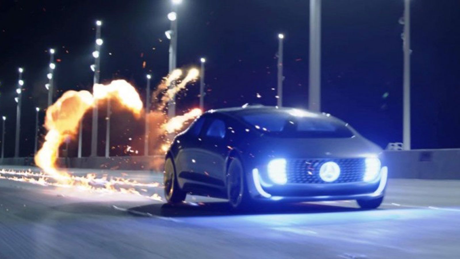 Η Mercedes στη θέση της Delorean, έβαλαν το δικό τους φουτουριστικό μοντέλο και δημιούργησαν τρία ευφάνταστα video μερικών δευτερολέπτων. 