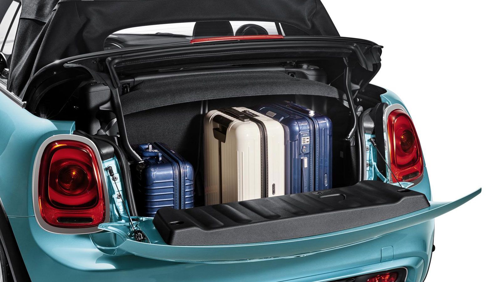 Ο χώρος αποσκευών αυξήθηκε κι αυτός κατά 35 λίτρα, φτάνοντας πλέον τα 215 λίτρα,  όπου με την οροφή κατεβασμένη θα ανέρχεται στα160 λίτρα. 