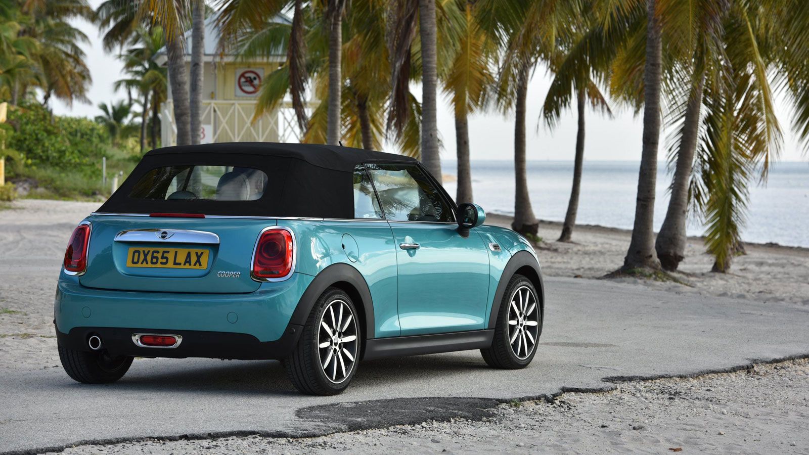 Η οροφή είναι μαλακή και θα ανοιγοκλείνει ακόμα κι εν κινήσει έως 30 χλμ/ώρα, εντός 18 δευτερολέπτων.