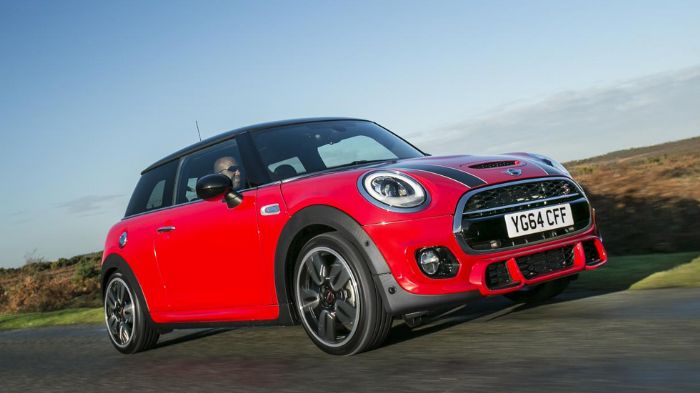 Το Sport Pack κοστίζει από 4.410 ευρώ για τα Cooper S και Cooper SD, ενώ τιμάται από 5.750 ευρώ για τις εκδόσεις Cooper και Cooper D. Το πακέτο για τα