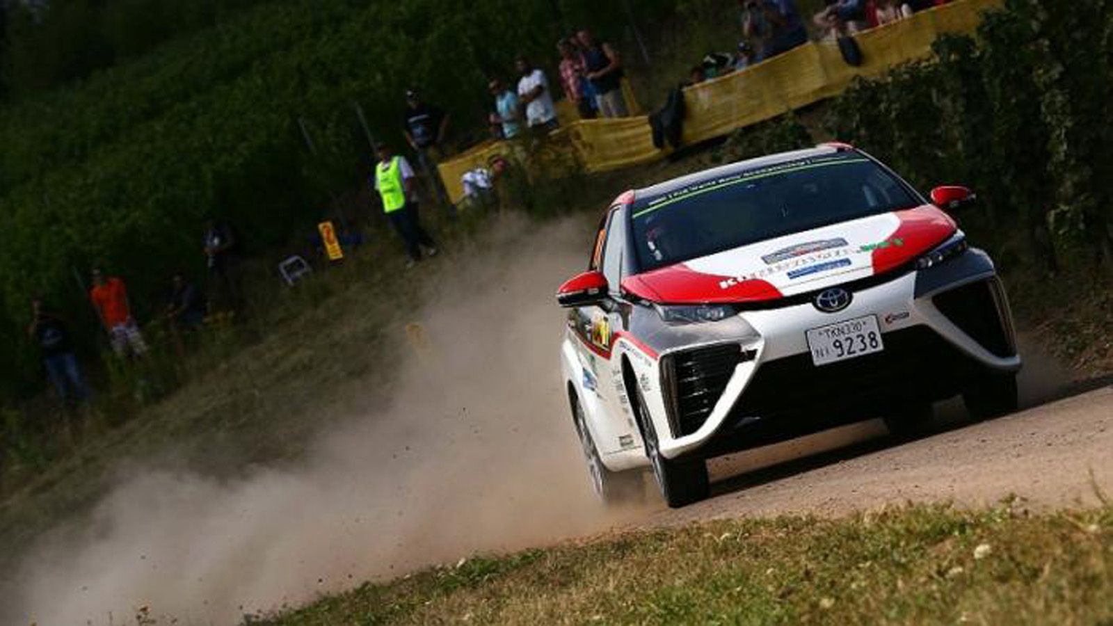 Το Toyota Mirai, με την τεχνολογία κυψελών υδρογόνου, κατά τη διάρκεια του Ράλι Γερμανίας.