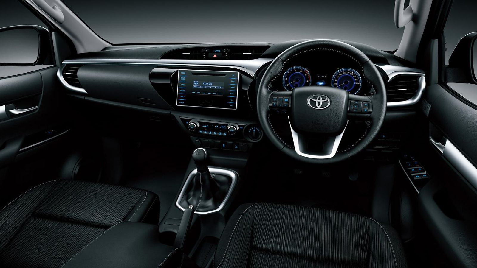 Στα προεξάρχοντα χαρακτηριστικά της καμπίνας συμπεριλαμβάνονται το σύστημα infotainment με την οθόνη αφής, τα πολυτελή καθίσματα και ο διακόπτης της 4