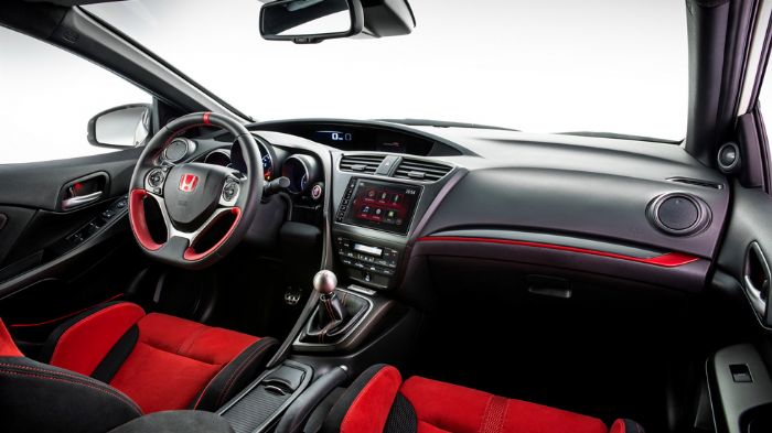 Στο εσωτερικό του Type-R, το φόντο είναι έντονο κόκκινο, ενώ τα «κόκκινα» στο στροφόμετρο του νέου Civic Type R ξεκινούν στις 7.000 σ.α.λ. Επιπλέον, σ