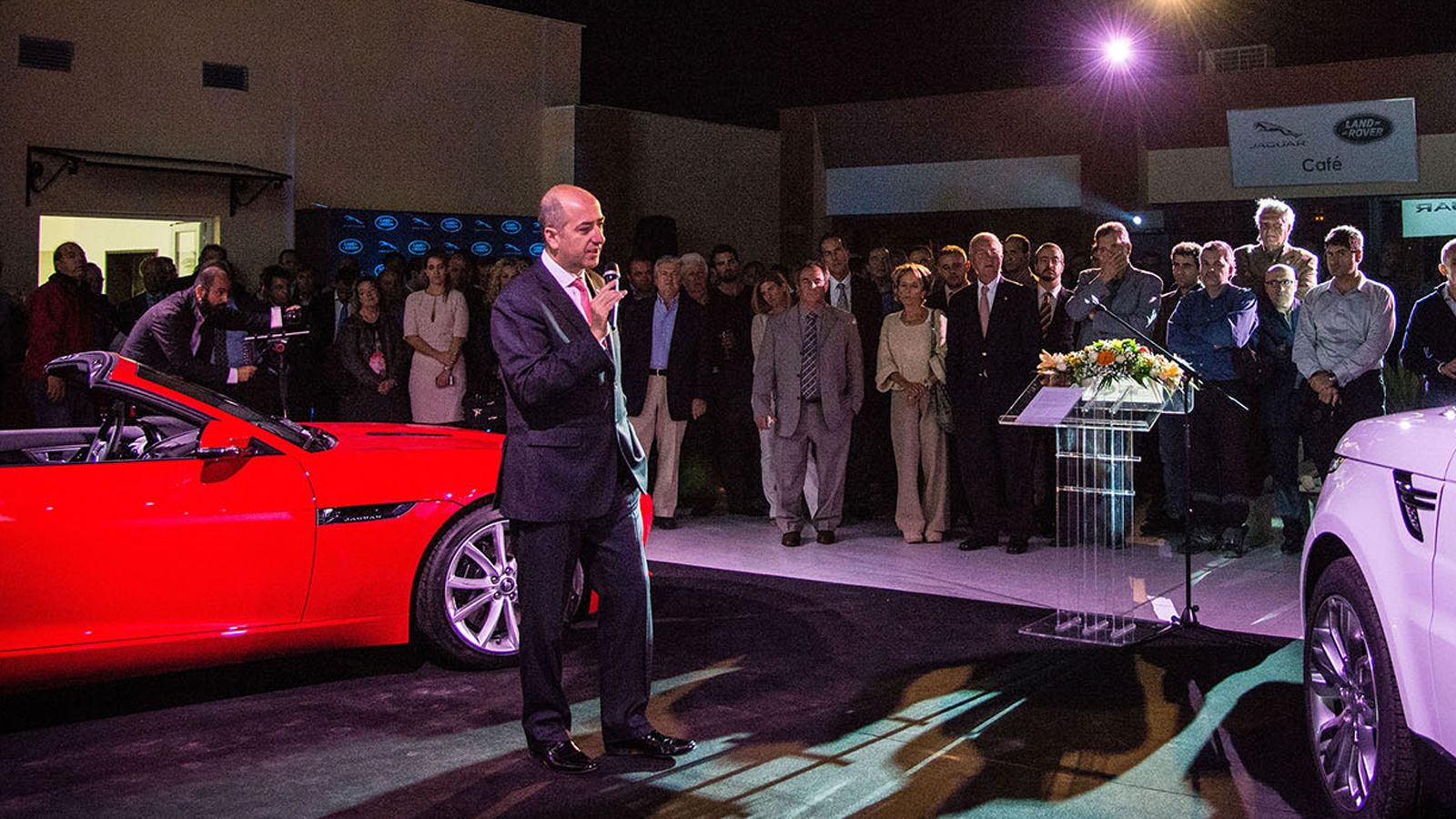 O κ. Νίκος Μπέλλος είναι Διευθυντής της εταιρείας Πετρόπουλος ΑΕΒΕ, που εισάγει τις δύο μάρκες στην Ελλάδα. 