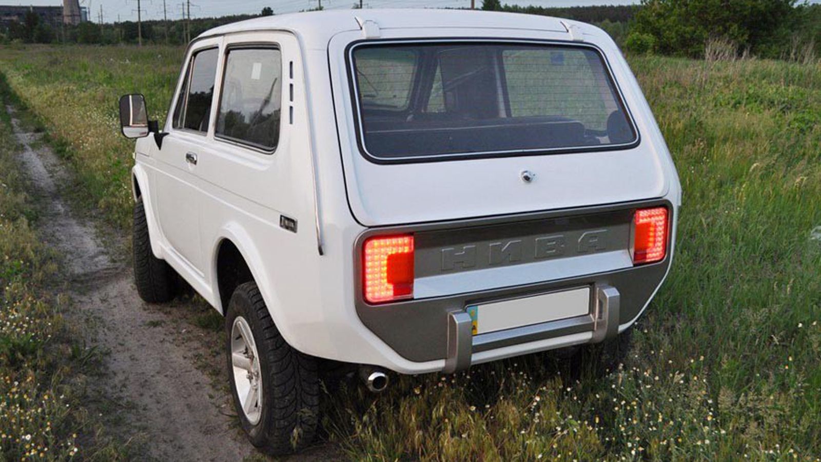 Και στο πίσω μέρος το Niva έχει ανανεωθεί και διαθέτει πλέον νέα φώτα.