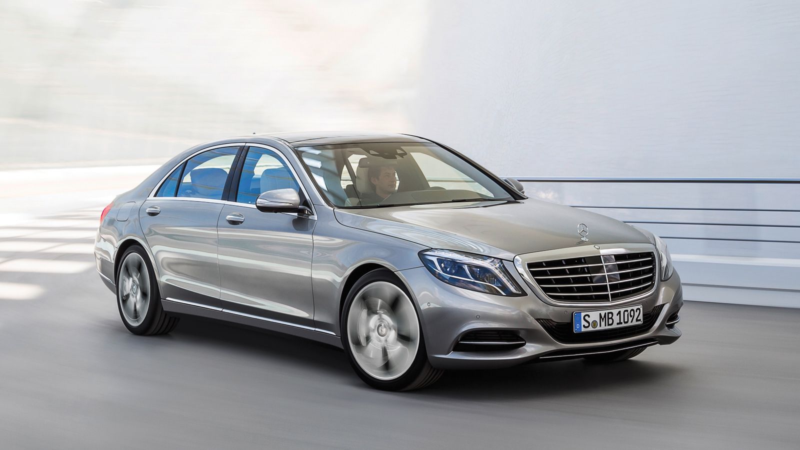 Από την κορυφαία S-Class αντλεί τη σχεδίασή της η Mercedes C-Class, δείχνοντας σαν μια μικρογραφία της.