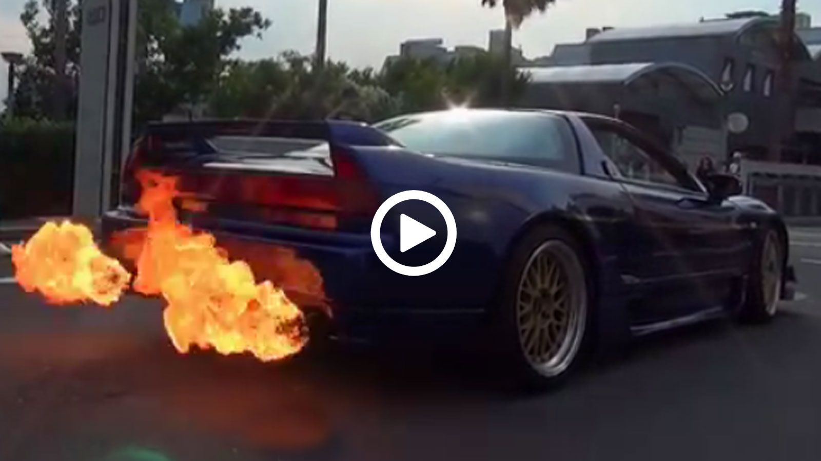 Απίστευτο Honda NSX βάζει φωτιά με τις εξατμίσεις του και τρομοκρατή με τον ήχο του.