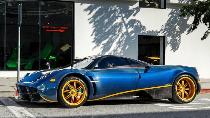 Το ανθρακονημάτινο αμάξωμα φέρει μπλε – μαύρη απόχρωση, με πλήθος χρυσών «πινελιών», ενώ χρυσαφί είναι και οι ζάντες, οι οποίες αποκαλύπτουν τις