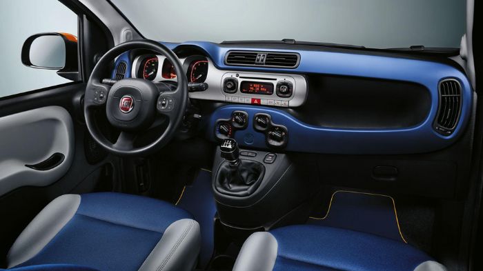 Στην καμπίνα του Panda K-Way ξεχωρίζουν το μπλε ταμπλό, οι ασημί λεπτομέρειες και οι ζώνες ασφαλείας της K-Way.