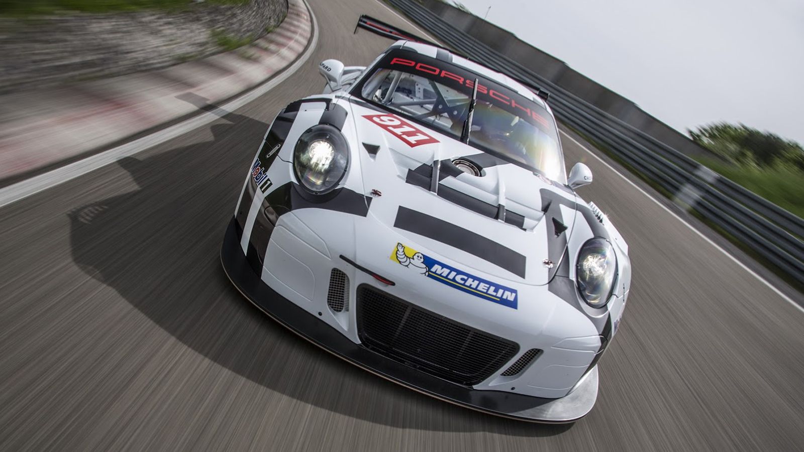 Κάτω από το καπό της νέας 911 GT3 R βρίσκεται ένα 4λιτρο, 6κύλινδρο, σύνολο, το οποίο αποδίδει λίγο πάνω από 500 ίππους και κινεί το αμάξωμα βάρους 1.