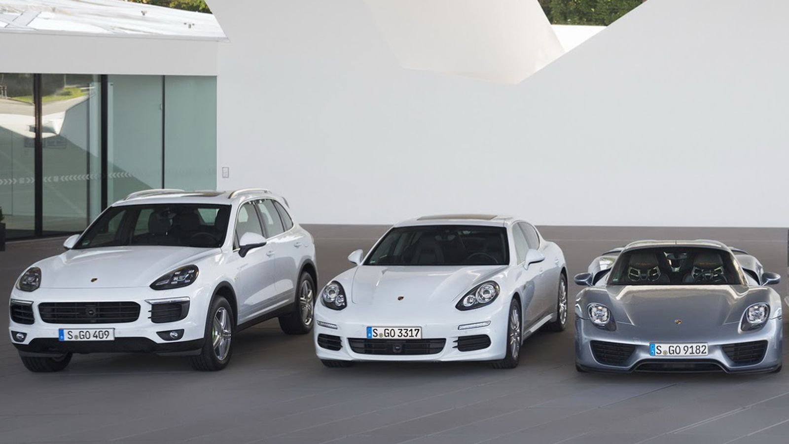 Για να τονιστεί το γεγονός πως η Porsche είναι η μοναδική premium εταιρεία που διαθέτει τρία plug-in hybrid μοντέλα, μαζί στο ταξίδι είναι οι Cayenne 