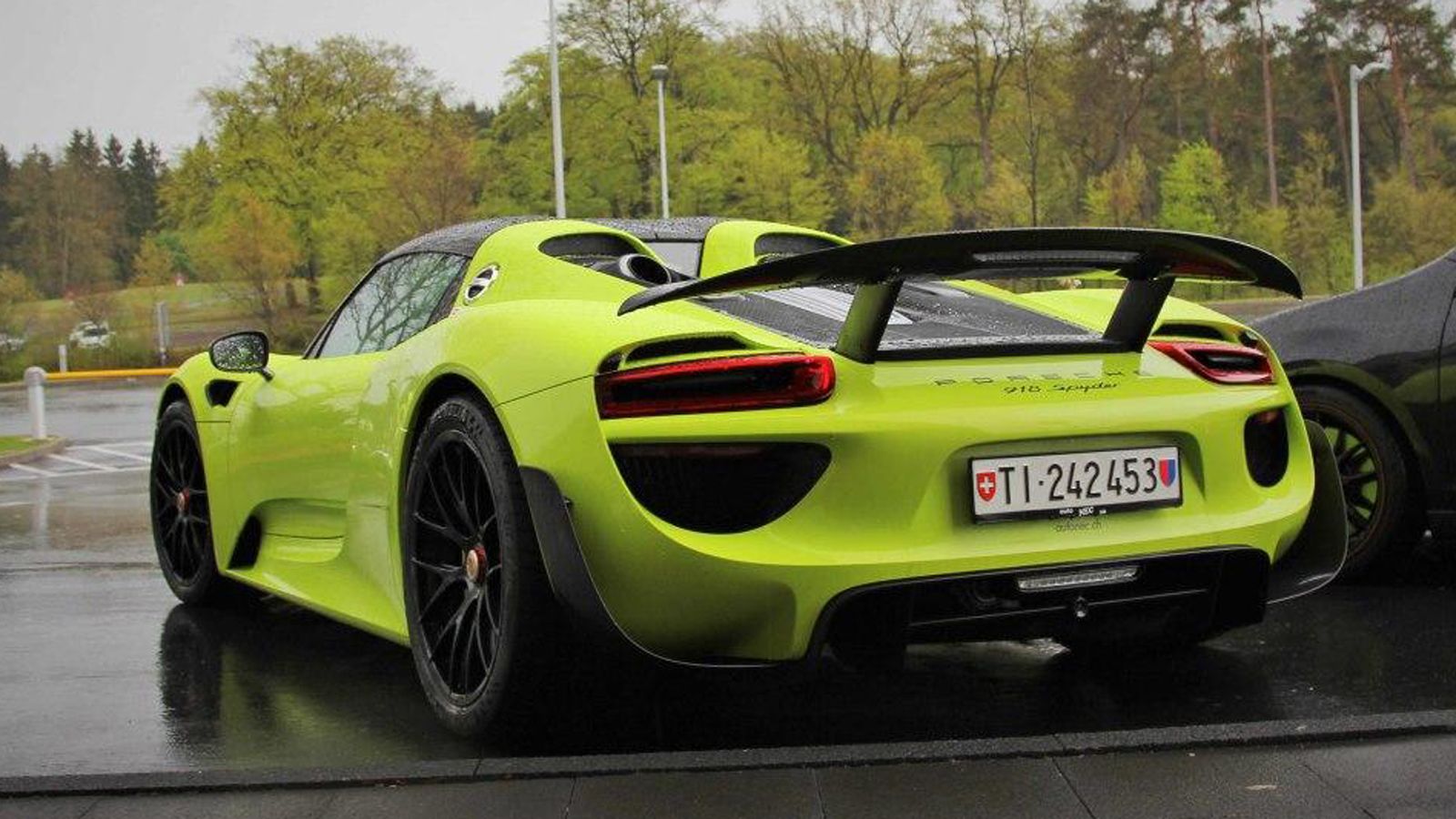 Η Porsche 918 Spyder είναι εξοπλισμένη με το προαιρετικό πακέτο Weissach. Σε σχέση με την «κανονική», είναι ελαφρύτερη κατά 35 κιλά, φέρει carbon μέρη