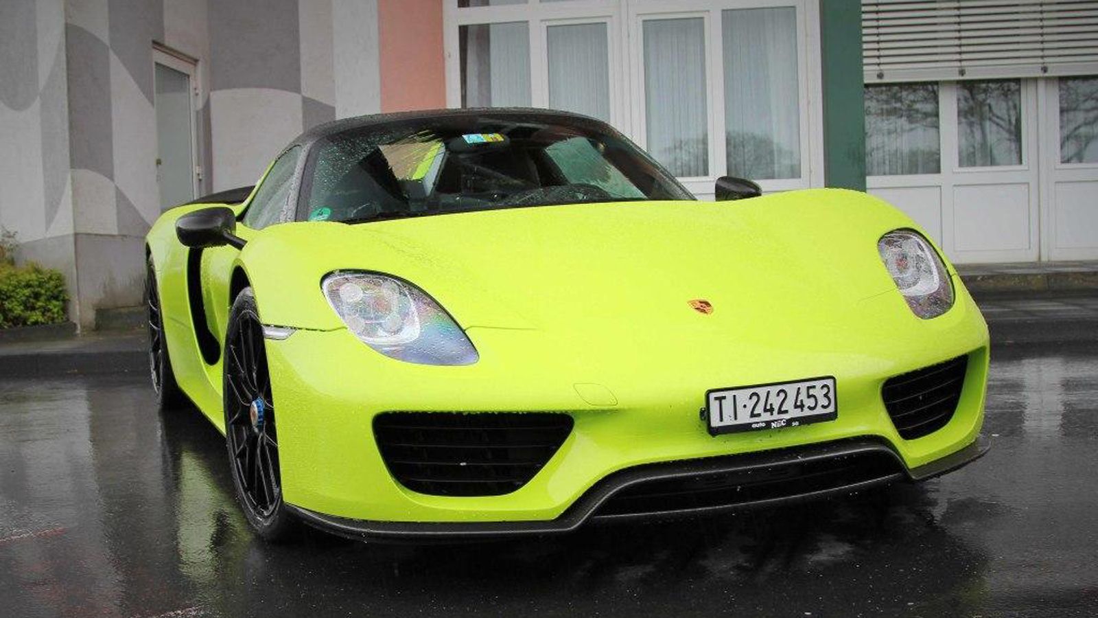 Χρειάζεται 2,6 δλ. για το 0-100, 7,2 δλ. για το 0-200 και 19,9 δλ. για το 0-300. Η τελική είναι 345 χλμ./ώρα στην κανονική λειτουργία και 150 χλμ./ώρα