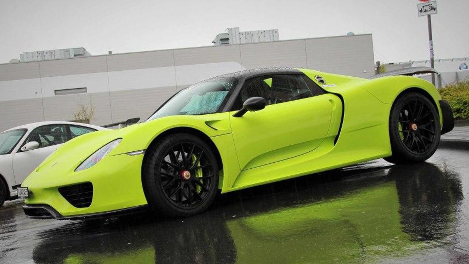 Για κάποιον Γερμανό, η Porsche 918 Spyder έπρεπε να γίνει πιο «χτυπητή», οπότε την παράγγειλε σε μια εκθαμβωτική πράσινη βαφή, που φέρνει στο νου το χ