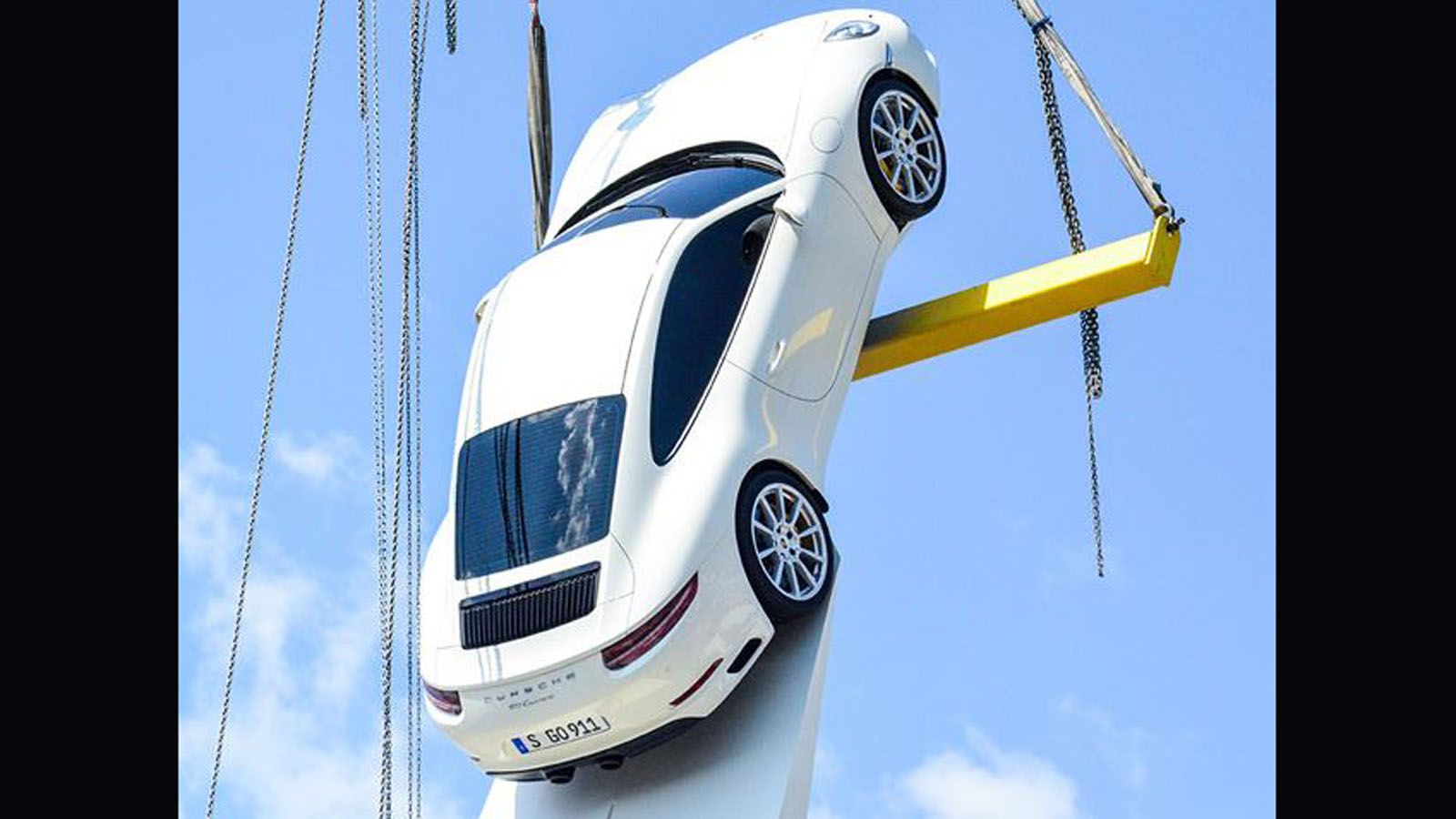 Στο πίσω μέρος έχει γίνει λίγο Aston Martin. Δεν συμφωνείτε;