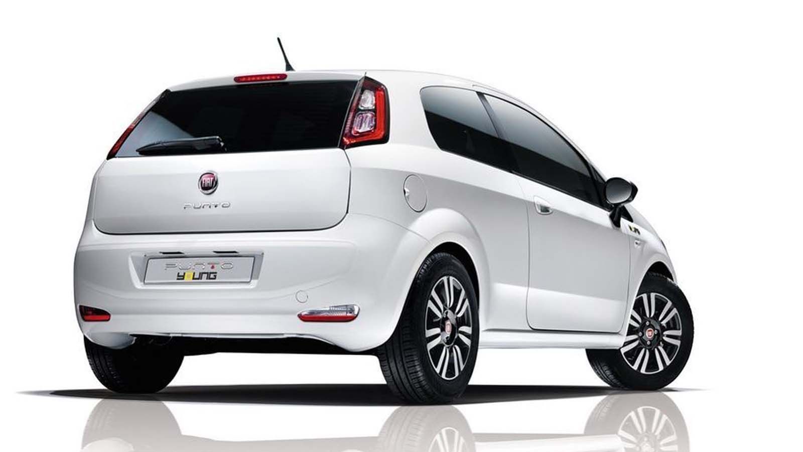 Οι ζάντες είναι 15 ιντσών και εμπρός στα φτερά υπάρχει ειδικό σήμα.
