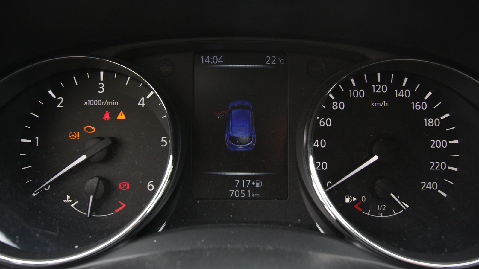 Ευανάγνωστος ο πίνακας οργάνων του Nissan Qashqai, με ψηφιακή οθόνη για τον υπολογιστή ταξιδιού.
