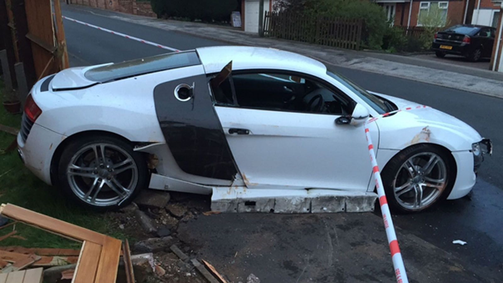 19χρονος το παράκανε οδηγώντας αυτό το Audi R8 V8 και κατέληξε στην αυλή ενός σπιτιού.