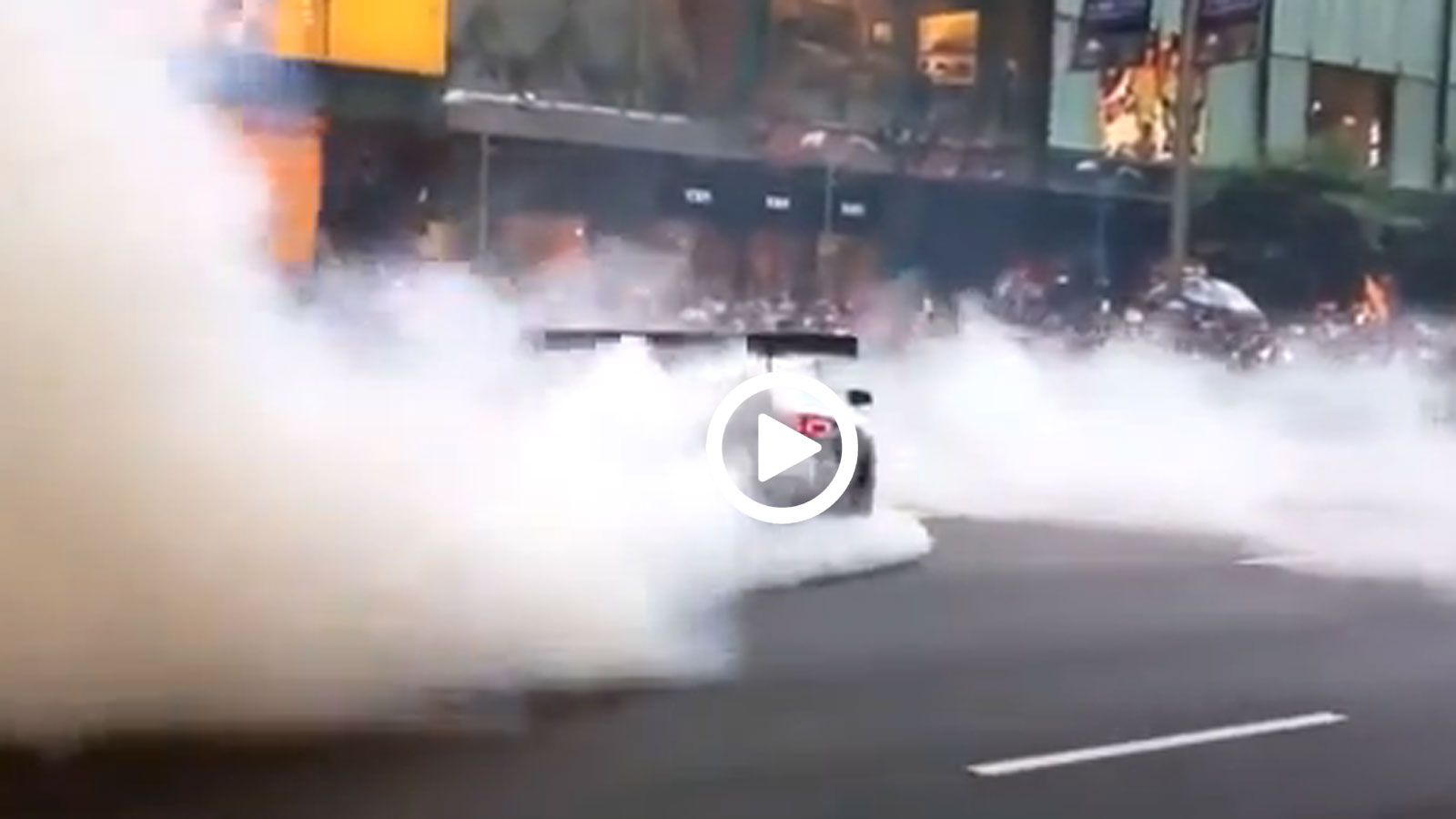 Θεαματικά donuts από ένα αγωνιστικό Audi R8 GT3.