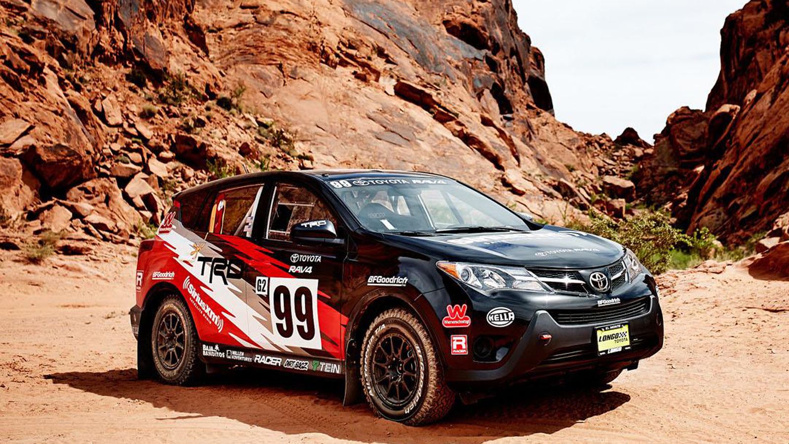 Το RAV4 rally car στηρίζεται στην έκδοση 2015 RAV4 LE και φέρει roll cage, αναβαθμισμένη ανάρτηση και all-terrain ελαστικά της BFGoodrich.