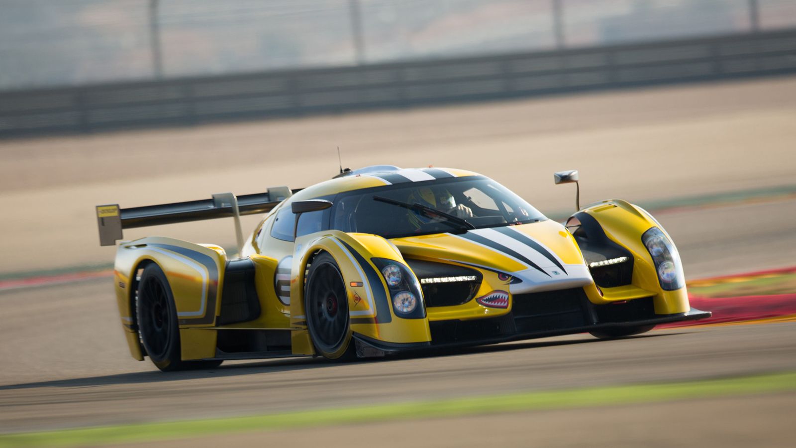 Η επίδοση που ισχυρίζεται πως πέτυχε η Scuderia Cameron Glickenhaus με το SCG003 είναι 6:42, ενώ αισιοδοξεί πως με την έκδοση πίστας του οχήματος, το 