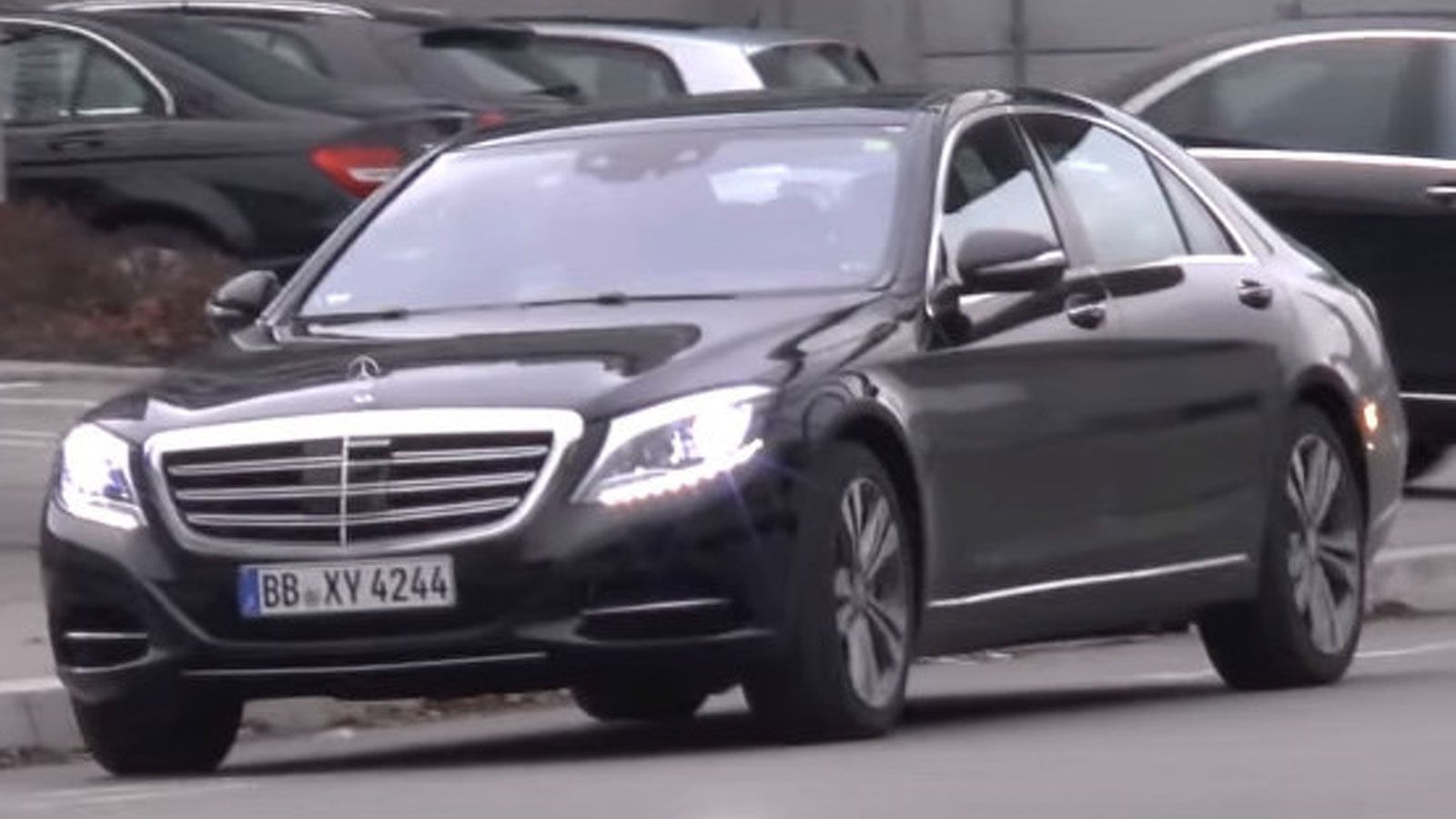 H Mercedes έχει εντείνει τις δοκιμές της για την ανανεωμένη S-Class κι έτσι ο φακός την έπιασε να βολτάρει στους δρόμους χωρίς καμουφλάζ.