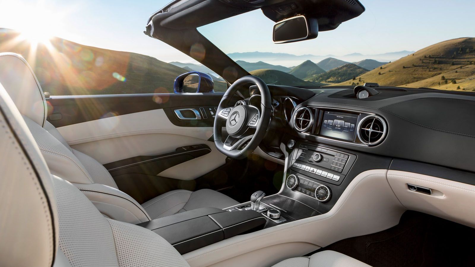 Στο εσωτερικό έχει τοποθετηθεί ανασχεδιασμένο τιμόνι και επιλογέας ταχυτήτων και νέα, μεγαλύτερη οθόνη πολυμέσων.