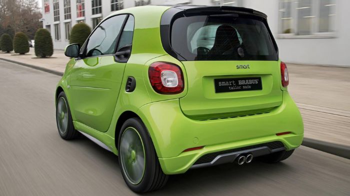 Η smart επέλεξε να μας δείξει την πίσω όψη του νέου fortwo Brabus, εκεί που –κατά τα γνωστά- υπάρχει ένας τροποποιημένος προφυλακτήρας και μια κ
