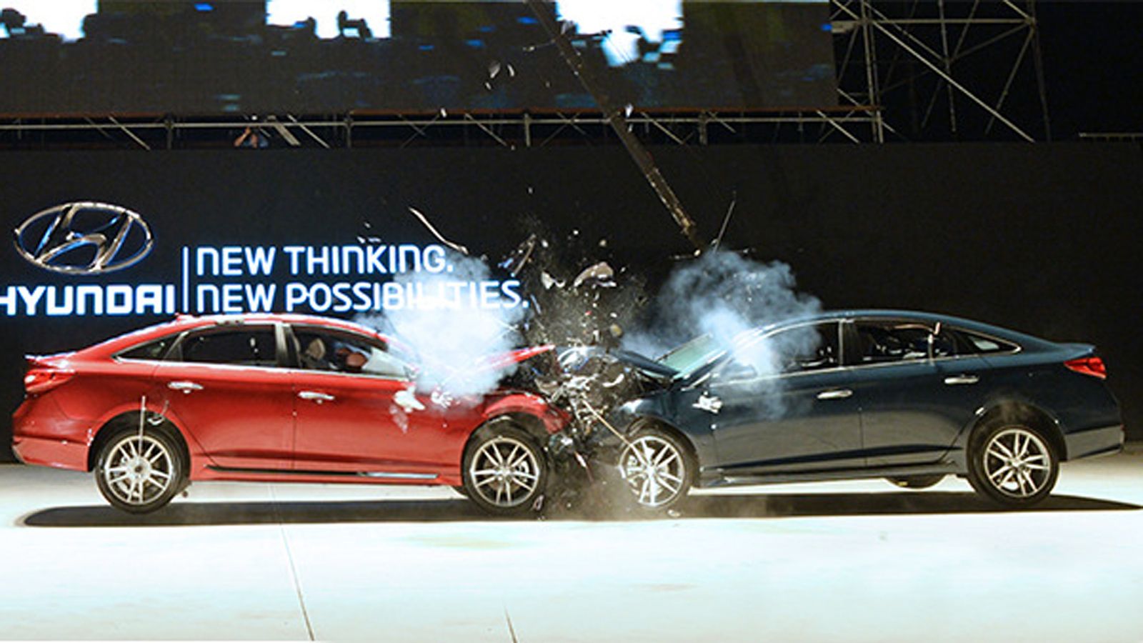 Sonata vs Sonata σε μία προσπάθεια της Hyundai να αποδείξει πως τα αυτοκίνητά της είναι ίδιων προδιαγραφών.
