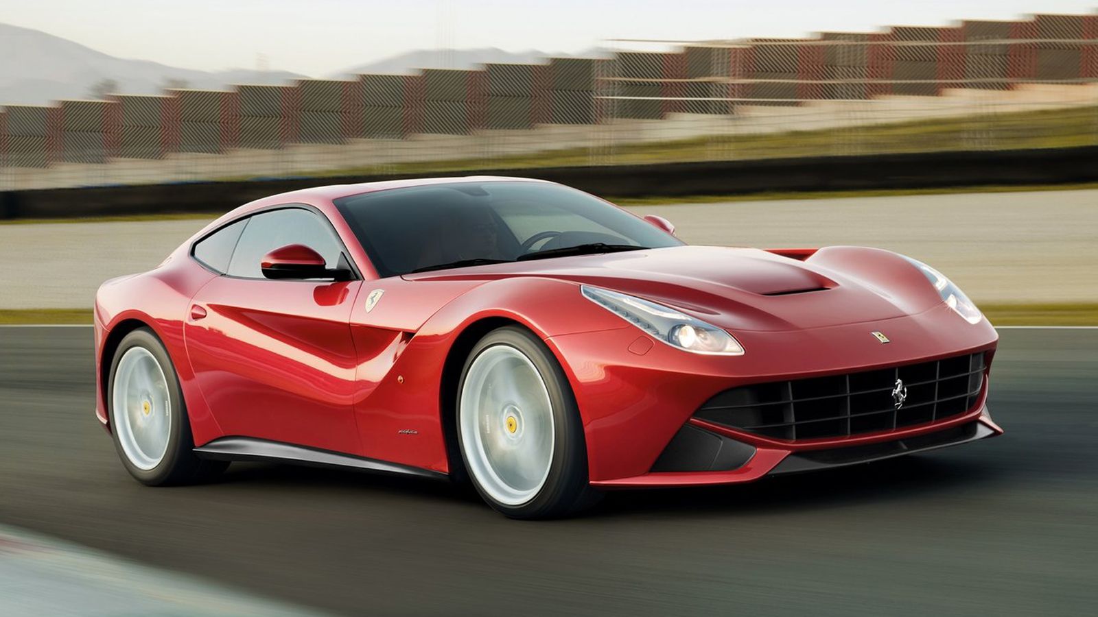 Η Ferrari F12berlinetta διαθέτει έναν ατμοσφαιρικό V12 κινητήρα 6,3 λίτρων, ο οποίος έχει ισχύ 740 ίππων και ροπή 690 Nm. Οι πιο πάνω τιμές της επιτρέ