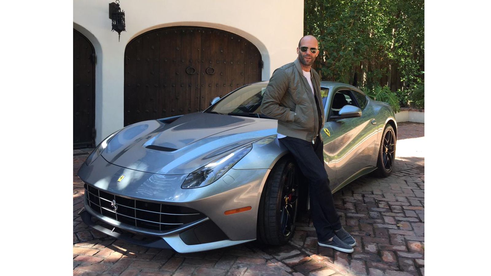 Η Ferrari Αμερικής ανέβασε στο λογαριασμό της στο Twitter την εικόνα του Jason Statham να ποζάρει με το αμάξι του, μια F12berlinetta στην οποία από ότ