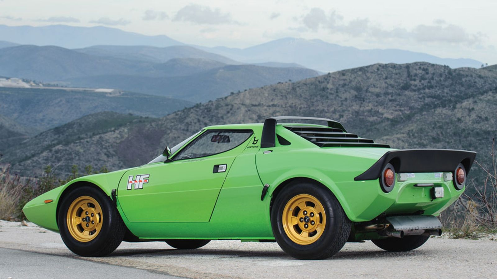 Η συγκεκριμένη Stratos HF Stradale έχει αριθμό πλαισίου 829AR0 001571 και φτιάχτηκε από τη Lancia με αρχική πρόθεση να ριχτεί στους αγώνες.