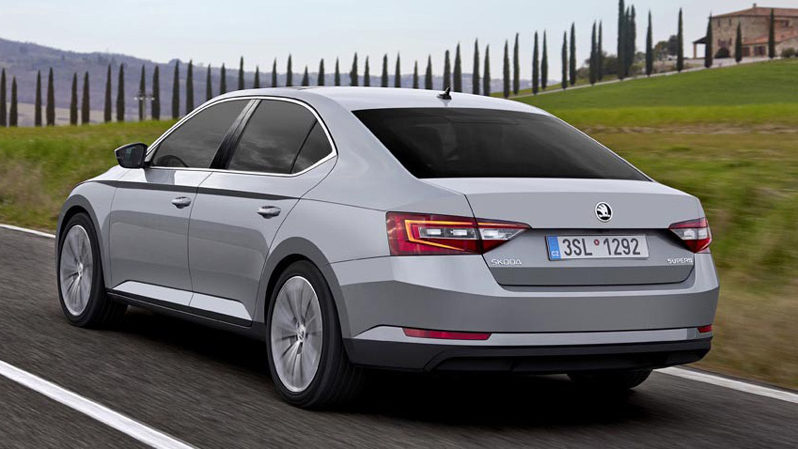 Αισθητικές και μηχανικές επεμβάσεις στους κινητήρες, που καταναλώνουν λιγότερο καύσιμο από πριν, οριοθετούν την αναβάθμιση του Skoda Superb.	