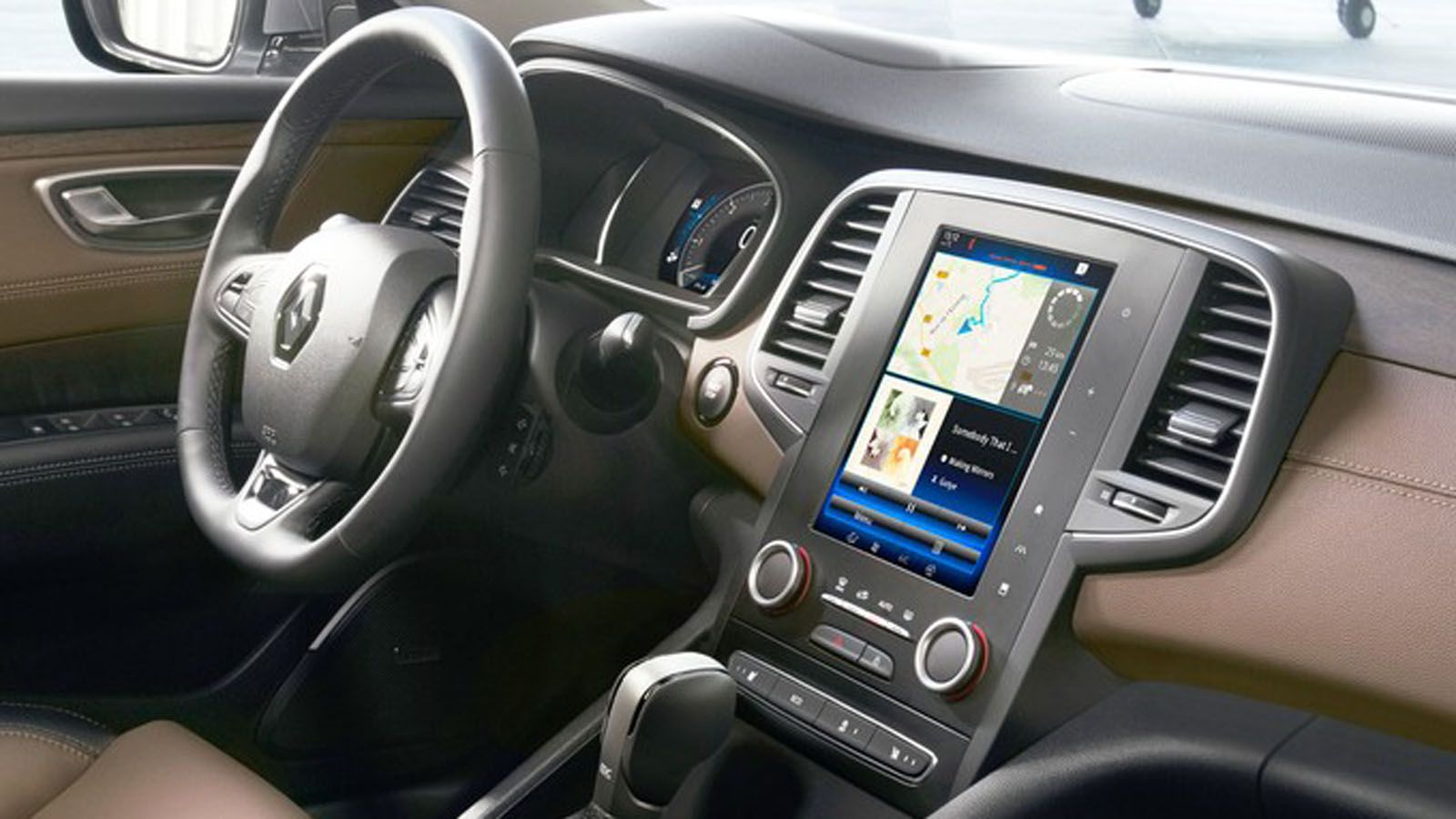 Στο εσωτερικό κυριαρχεί η διχρωμία και η μεγάλη, έγχρωμη οθόνη αφής.