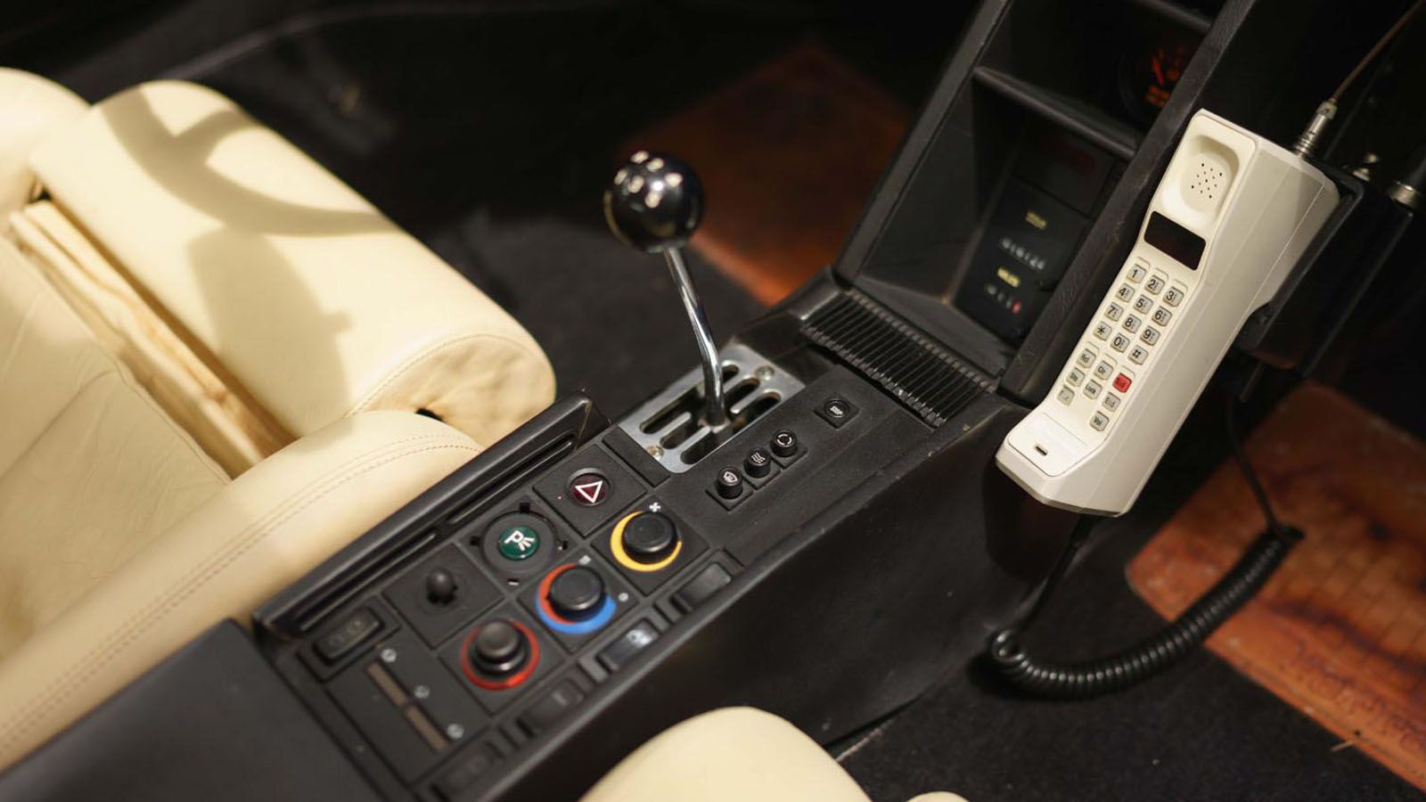 Το εσωτερικό της είναι σε άψογη κατάσταση. Το τηλέφωνο είναι εκτός πραγματικότητας. 