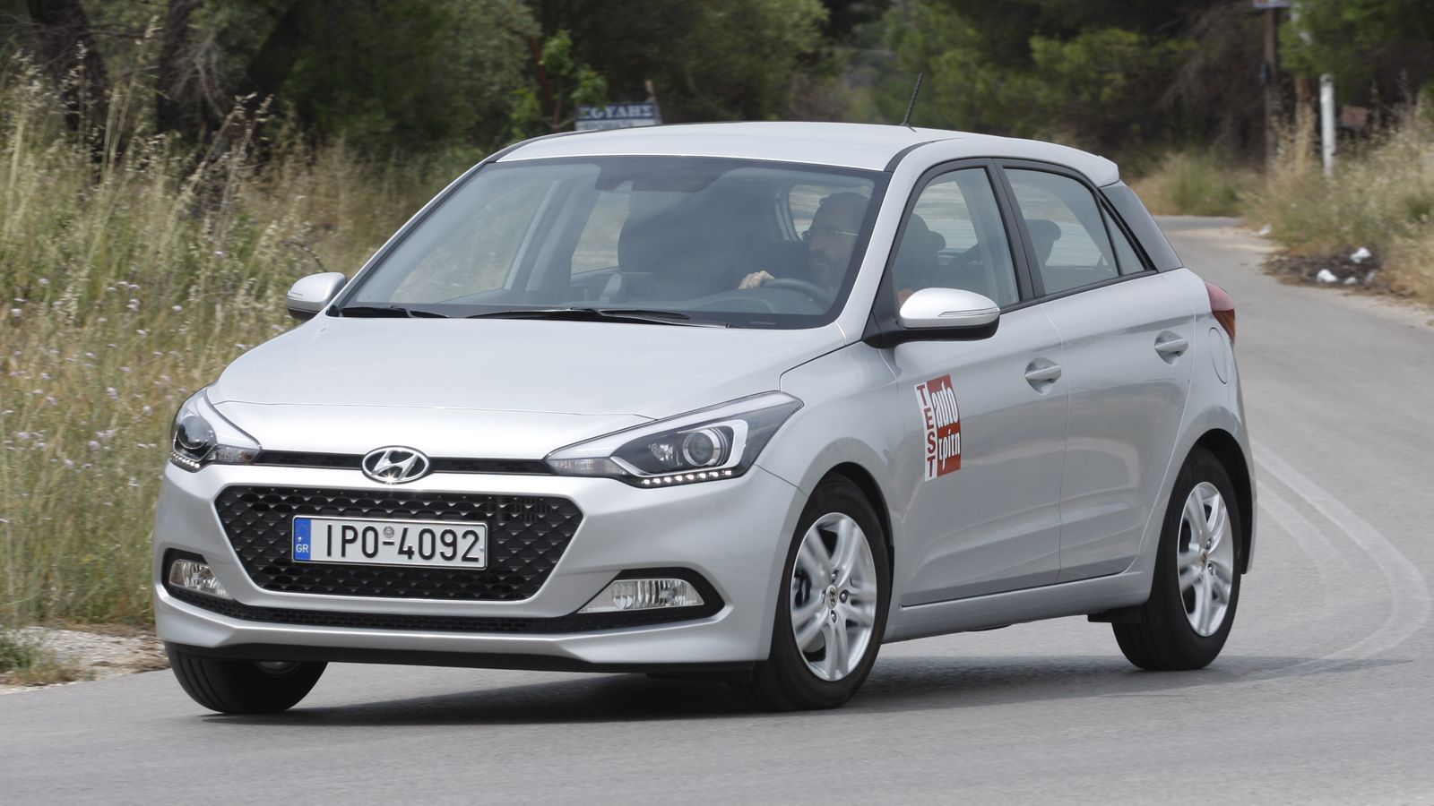Το νέο Hyundai i20 βασίζεται σε νέο πάτωμα και αυτό αποτυπώνεται στην συμπεριφορά του στο δρόμο, η οποία είναι αναβαθμισμένη σε σχέση με το παρελθόν. 