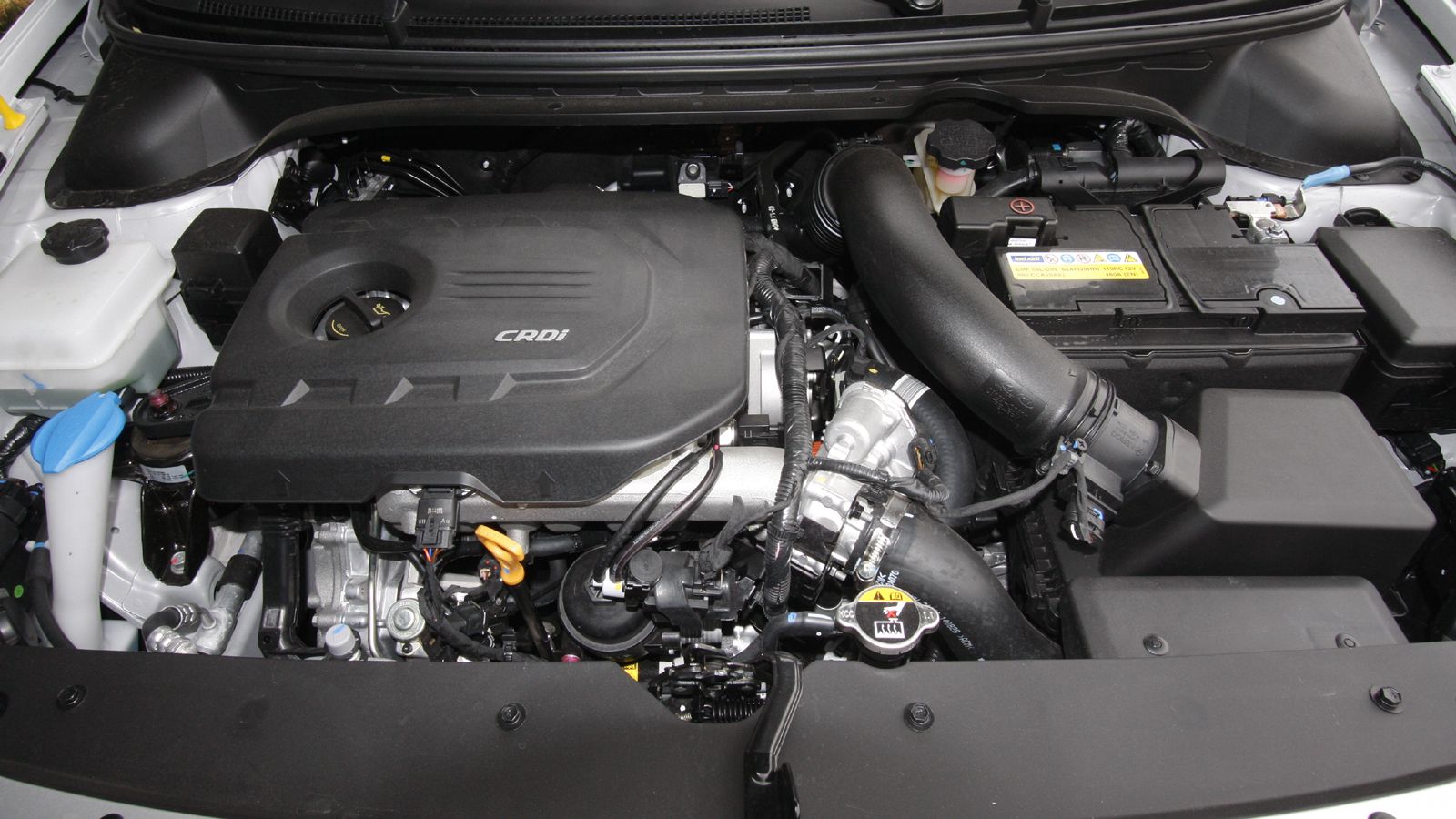 Κάτω από το καπό του Hyundai i20 της δοκιμής βρίσκεται ο 1,1 λίτρων diesel κινητήρας της σειράς «U-II» που γνωρίζουμε από την προηγούμενη γενιά και απ