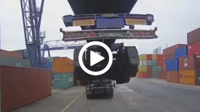 Για κάποιο λόγο, το κοντέινερ δεν απελευθερώθηκε από το τρέιλερ και παρόλες τις χειρονομίες του οδηγού, όλο το φορτηγό βρέθηκε στον αέρα, πριν προσγει