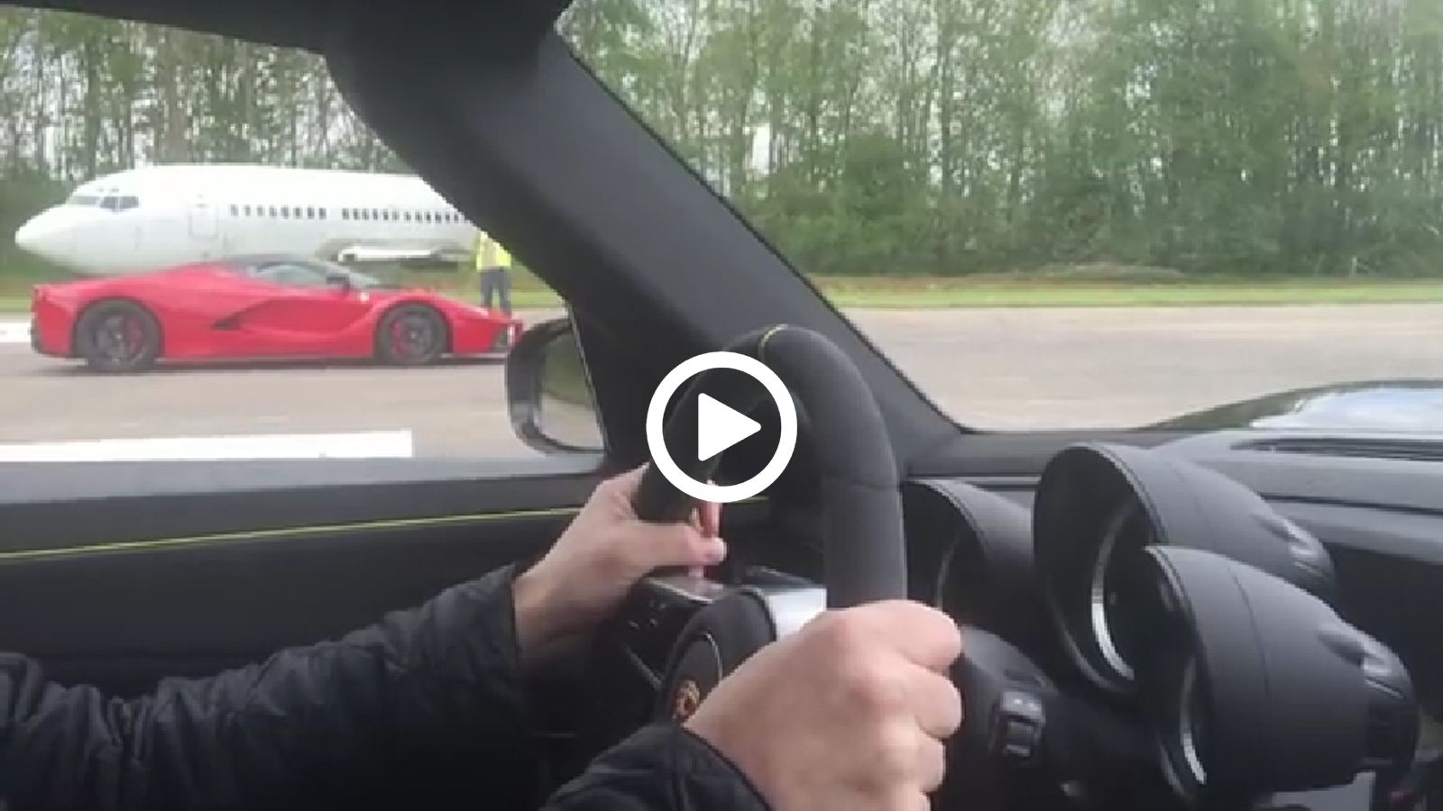 Στα χαρτιά, η LaFerrari έχει αναλογία 1,5 κιλού ανά ίππο, ενώ η Porsche 2 κιλά/ίππο. Τι γίνεται, όμως, στην πράξη;