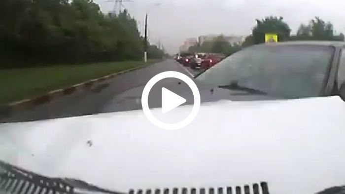 Η μόνη πραγματική επιλογή που έχεις στο μποτιλιάρισμα είναι να χαλαρώσεις και να το …απολαύσεις. Οι «πονηροί», βέβαια, σαν και τον πρωταγωνιστή 