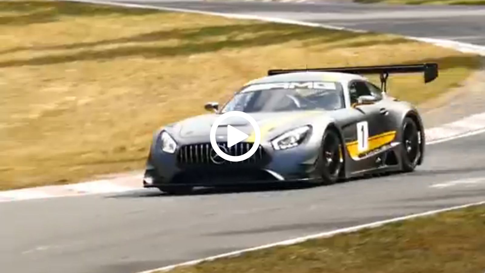 Αντίθετα με την Mercedes-AMG GT δρόμου που φέρει έναν 4λιτρο twin-turbo V8 κινητήρα, η AMG GT3 διαθέτει το ίδιο V8 μοτέρ των 6.2 λίτρων με την SLS AMG